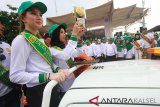 Duta Lingkungan Banjarmasin membawa Piala Adipura yang akan di arak di Kota Banjarmasin, Kalimantan Selatan, Rabu (15/01/2019). Kota Banjarmasin berhasil meraih Piala Adipura untuk keempat kalinya atas prestasinya mewujudkan kota yang bersih .ANTARA FOTO/Bayu Pratama S.