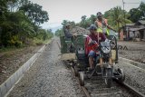 Pekerja menggunakan lori membawa kerikil pada proyek reaktivasi jalur kereta Padalarang-Cianjur di Ciranjang, Kabupaten Cianjur, Jawa Barat, Kamis (17/1/2019). Menteri Perhubungan Budi Karya Sumadi menargetkan proyek reaktivasi jalur kereta Padalarang-Cianjur yang memiliki panjang 40 kilometer tersebut dapat dioperasikan pada akhir 2019 mendatang. ANTARA JABAR/Raisan Al Farisi/agr. 