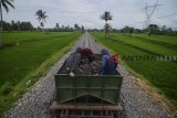 Pekerja menggunakan lori membawa batuan kerikil pada proyek reaktivasi jalur kereta Padalarang-Cianjur di Ciranjang, Kabupaten Cianjur, Jawa Barat, Kamis (17/1/2019). Menteri Perhubungan Budi Karya Sumadi menargetkan proyek reaktivasi jalur kereta Padalarang-Cianjur yang memiliki panjang 40 kilometer tersebut dapat dioperasikan pada akhir 2019 mendatang. ANTARA JABAR/Raisan Al Farisi/agr. 