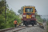 Kereta Perawatan Jalan Rel (KPJR) memadatkan batuan kerikil pada proyek reaktivasi jalur kereta Padalarang-Cianjur di Ciranjang, Kabupaten Cianjur, Jawa Barat, Kamis (17/1/2019). Menteri Perhubungan Budi Karya Sumadi menargetkan proyek reaktivasi jalur kereta Padalarang-Cianjur yang memiliki panjang 40 kilometer tersebut dapat dioperasikan pada akhir 2019 mendatang. ANTARA JABAR/Raisan Al Farisi/agr. 