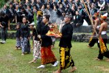 Penari membawa Omprok (mahkota) pada gelaran ritual Meras Gandrung di lereng Gunung Ijen, Licin, Banyuwangi, Jawa Timur, Sabtu (19/1/2019). Meras Gandrung merupakan ritual wisuda Gandrung setelah pelalui proses penataran yang dianggap mampu dalam berolah vokal dan menari, untuk menjadi penari profesional. Antara Jatim/Budi Candra Setya/ZK.