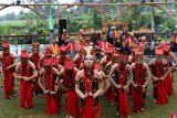 Penari gandrung menari pada gelaran ritual Meras Gandrung di lereng Gunung Ijen, Licin, Banyuwangi, Jawa Timur, Sabtu (19/1/2019). Meras Gandrung merupakan ritual wisuda Gandrung setelah pelalui proses penataran yang dianggap mampu dalam berolah vokal dan menari, untuk menjadi penari profesional. Antara Jatim/Budi Candra Setya/ZK.