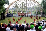 Penonton menyaksikan gelaran ritual Meras Gandrung di lereng Gunung Ijen, Licin, Banyuwangi, Jawa Timur, Sabtu (19/1/2019). Meras Gandrung merupakan ritual wisuda Gandrung setelah pelalui proses penataran yang dianggap mampu dalam berolah vokal dan menari, untuk menjadi penari profesional. Antara Jatim/Budi Candra Setya/ZK.