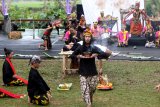 Penari menggelar ritual Meras Gandrung di lereng Gunung Ijen, Licin, Banyuwangi, Jawa Timur, Sabtu (19/1/2019). Meras Gandrung merupakan ritual wisuda Gandrung setelah pelalui proses penataran yang dianggap mampu dalam berolah vokal dan menari, untuk menjadi penari profesional. Antara Jatim/Budi Candra Setya/ZK.