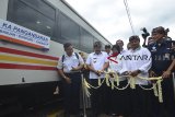 Wakil Gubernur Jawa Barat Uu Ruzhanul Ulum (kedua kanan),  Direktur Utama PT KAI Edi Sukmoro (kanan), Walikota Banjar Ade Uu Sukaesih (tengah), Bupati Pangandaran Jeje Wiradinata (kedua kiri) dengan simbolis menggunting pita pada peresmian rute baru KA Pangandaran di Stasiun Kota Banjar, Jawa Barat, Rabu (2/1/2019). PT KAI meluncurkan KA Pangandaran rute Jakarta-Banjar PP, dengan kapasitas 520 kursi terdiri dua kelas, yakni eksekutif dan premium, serta bekerjasama dengan PT BNI bagi penumpang yang bertransaksi membeli makanan dan minuman menggunakan Kartu BNI TapCash diatas kereta api. ANTARA JABAR/Adeng Bustomi/agr.