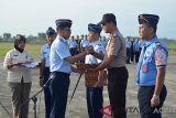 Komandan Pangkalan Udara Sultan Iskandar Muda, Kolonel (Pnb) Hendro Arief (kiri) memberikan penghargaan kepada prajurit TNI AU dan Polri atas keberhasilan mengagalkan peredaran narkoba saat apel bersama membangun sinergitas TNI-Polri di Blang Bintang, Kabupaten Aceh Besar, Aceh, Jumat (25/1/2015). TNI AU bersama Polri dan BNN instansi menggagalkan sebanyak 50 kilogram narkoba jenis ganja di terminal kargo Bandara Internasional Sultan Iskandar Muda pada Minggu (20/1/2019) sebelum dikirim ke Jakarta. (Antara Aceh/Ampelsa)
