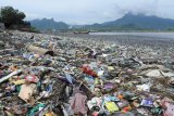 Sampah berserakan di pinggir pantai di Pelabuhan Panarukan, Situbondo, Jawa Timur, Selasa (22/1/2019). Selama musim hujan dan gelombang tinggi, berbagai jenis sampah kiriman dari sejumlah aliran sungai memenuhi pinggir pantai Panarukan. Antara Jatim/Seno/ZK