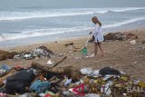 Seorang turis turut membersihkan sampah yang berserakan di kawasan Pantai Kuta, Badung, Bali, Selasa (1/1/2019). Perayaan malam tahun baru di Pantai Kuta menambah volume sampah hingga lima ton yang berserakan bercampur dengan sampah terdampar akibat cuaca. ANTARA FOTO/Nyoman Hendra Wibowo/nym.Seorang turis turut membersihkan sampah yang berserakan di kawasan Pantai Kuta, Badung, Bali, Selasa (1/1/2019). Perayaan malam tahun baru di Pantai Kuta menambah volume sampah hingga lima ton yang berserakan bercampur dengan sampah terdampar akibat cuaca. ANTARA FOTO/Nyoman Hendra Wibowo/nym.