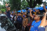 Calon Wakil Presiden nomer urut 02 Sandiaga Salahuddin Uno (kiri) menyapa warga saat berkunjung ke Pasar Batik di Pamekasan, Jawa Timur, Minggu (20/01/2019). Dalam kesempatan itu Sandiaga Uno  berdialog dengan pedagang batik di kabupaten itu guna menyerap aspirasi. Antara Jatim/Saiful Bahri/ZK.