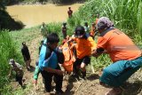 Sejumlah personel Badan Penanggulangan Bencana Daerah (BPBD) dan relawan mengevakuasi jenazah Ahmad Ansori salah satu dari empat santri yang tenggelam di Sungai Tempuran, Ponorogo, Jawa Timur, Selasa (15/1/2019). Empat orang santri Pondok Pesantren Hudatul Muna tenggelam saat mandi di sungai tersebut, Senin (14/1). Antara Jatim/Siswowidodo/ZK.