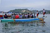 Sejumlah siswa berangkat ke sekolah menaiki perahu di Kampung Pulau Kosong, Jayapura, Papua, Selasa (29/1/2019). Perahu menjadi transportasi pilihan bagi pelajar dan warga dua pulau di Teluk Jayapura menuju kota Jayapura. ANTARA FOTO/Gusti Tanati/wpa/ama.