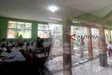 Suasana sekolah yang ambruk di SDN Neglasari 5, Dramaga, Bogor, Jawa Barat, Senin (28/1/2019). Ambruknya atap dan bangunan sekolah pada Jumat (25/1/2019) tersebut diduga disebabkan lapuknya bangunan dan tingginya curah hujan. Tidak ada korban jiwa kejadian tersebut. ANTARA JABAR/Yulius Satria Wijaya/agr.