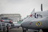 Teknisi memeriksa kesiapan pesawat CN235-220 Maritime Patrol Aircraft saat acara serah terima alutsista di Hanggar PT Dirgantara Indonesia (PTDI), Bandung, Jawa Barat, Kamis (24/1/2019). PTDI melakukan serah terima lima unit Helikopter AKS dan satu unit pesawat udara CN235-220 Maritime Patrol Aircraft kepada Kementerian Pertahanan guna salah satu dukungan untuk kemajuan industri pertahanan dalam negeri. ANTARA JABAR/Raisan Al Farisi/agr. 