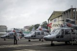 Seorang pilot melintas diantara helikopter AKS saat acara serah terima alutsista di Hanggar PT Dirgantara Indonesia (PTDI), Bandung, Jawa Barat, Kamis (24/1/2019). PTDI melakukan serah terima lima unit Helikopter AKS dan satu unit pesawat udara CN235-220 Maritime Patrol Aircraft kepada Kementerian Pertahanan guna salah satu dukungan untuk kemajuan industri pertahanan dalam negeri. ANTARA JABAR/Raisan Al Farisi/agr. 