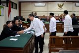 Sejumlah terdakwa mantan anggota DPRD Kota Malang seusai menjalani sidang dakwaan kasus suap pengesahan APBD Perubahan (APBD-P) Pemerintah Kota Malang tahun anggaran 2015 di Pengadilan Tindak Pidana Korupsi (Tipikor) Juanda, Sidoarjo, Jawa Timur, Kamis (17/1/2019). Sebanyak 12 anggota menjalani sidang dakwaan dari 41 anggota DPRD Kota Malang yang menjadi terdakwa dalam kasus suap pengesahan APBD Perubahan (APBD-P) Pemerintah Kota Malang tahun anggaran 2015 sebesar Rp700 juta. Antara Jatim/Umarul Faruq/ZK