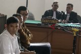 Tiga terdakwa kasus dugaan suap perizinan Proyek Meikarta Billy Sindoro (ketiga kiri), Henry Jasmen (kedua kedua kiri) dan Taryudi (kiri) mengikuti jalannya sidang lanjutan dengan agenda putusan sela di Pengadilan Tipikor Bandung, Jawa Barat, Rabu (9/1/19). Majelis Hakim menolak nota keberatan (eksepsi) yang diajukan ketiga terdakwa terkait kasus dugaan suap perizinan proyek Meikarta karena sudah amsuk dalam materi pokok perkara. ANTARA JABAR/Novrian Arbi/agr.