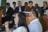 Terdakwa kasus dugaan suap perizinan Meikarta Billy Sindoro (kedua kanan) mendengarkan keterangan dari Kabid Tata Ruang Dinas PUPR Neneng Rahmi (kiri) saat menjalani sidang lanjutan di Pengadilan Tindak Pidana Korupsi (Tipikor), Bandung, Jawa Barat, Senin (21/1/2019). Dalam sidang tersebut, Neneng menyebut Sekda Pemprov Jabar Iwa Karniwa meminta uang Rp 1 miliar terkait pengurusan Raperda Rencana Detail Tata Ruang (RDTR) Pemkab Bekasi. ANTARA JABAR/Raisan Al Farisi/agr. 