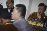 Terdakwa kasus dugaan suap perizinan Meikarta Billy Sindoro (kanan) mendengarkan keterangan saksi saat menjalani sidang lanjutan di Pengadilan Tindak Pidana Korupsi (Tipikor), Bandung, Jawa Barat, Rabu (30/1/2019). Dalam sidang tersebut, Jaksa penuntut umum Komisi Pemberantasan Korupsi (KPK) menghadirkan delapan saksi dari pihak Lippo Group guna memberikan kesaksian dalam sidang kasus dugaan suap perizinan proyek Meikarta. ANTARA JABAR/Raisan Al Farisi/agr. 