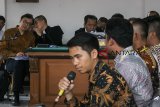 Terdakwa kasus dugaan suap perizinan Proyek Meikarta Billy Sindoro (kiri) berdiskusi dengan tim penasehat hukum saat mendengarkan keterangan saksi dari ASN Pemkab Bekasi pada jalannya sidang lanjutan di Pengadilan Tipikor Bandung, Jawa Barat, Rabu (16/1/19).  Saksi tersebut dihadirkan Jaksa Penuntut Umum dari KPK terkait dugaan penerimaan uang dari pihak Pengembang Proyek Meikarta yang disampaikan ke Bupati Bekasi nonaktif Neneng Hasanah Yasin. ANTARA JABAR/Novrian Arbi/agr. 