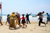 Warga berlarian ketika terjadi bencana Tsunami saat  simulasi penanganan bencana di Pantai Mustika, Pancer, Banyuwangi, Jawa Timur, Sabtu (5/1/2019). Simulasi penanganan bencana di daerah rawan terjadinya tsunami oleh tim Sar gabungan itu, untuk mengantisipasi terjadinya bencana tsunami guna mengurangi resiko jatuhnya korban. Antara Jatim/Budi Candra Setya/ZK.