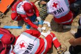 Tim Sar melakukan evakuasi korban ketika terjadi bencana Tsunami saat  simulasi penanganan bencana di Pantai Mustika, Pancer, Banyuwangi, Jawa Timur, Sabtu (5/1/2019). Simulasi penanganan bencana di daerah rawan terjadinya tsunami oleh tim Sar gabungan itu, untuk mengantisipasi terjadinya bencana tsunami guna mengurangi resiko jatuhnya korban. Antara Jatim/Budi Candra Setya/ZK.