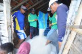 Pekerja mengganti karung garam di Desa Bunder, Pamekasan, Jawa Timur, Selasa (15/01/2019). Sejak akhir musim olah 2018 lalu harga garam turun dari Rp1.2 juta - Rp1.4 juta per ton menjadi Rp900 ribu-Rp 1 juta per ton. Sehingga petani lebih memilih stok produksi tahun 2018 itu disimpan dan dijual sekitar  Maret-April yang akan datang. Antara Jatim/Saiful Bahri/ZK