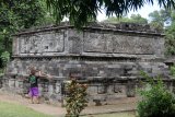 Petugas membersihkan area Candi Surowono, Desa Canggu, Kediri, Jawa Timur, Senin (21/1/2019). Candi peninggalan kerajaan Majapahit pada abad 14 tersebut kondisinya saat ini tidak utuh dan menyisakan ribuan potongan relief yang belum dapat direkonstruksi. Antara Jatim/Prasetia Fauzani/ZK.