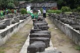 Sejumlah pelajar berjalan di antara potongan batu berukir (relief) di area Candi Surowono, Desa Canggu, Kediri, Jawa Timur, Senin (21/1/2019). Candi peninggalan kerajaan Majapahit pada abad 14 tersebut kondisinya saat ini tidak utuh dan menyisakan ribuan potongan relief yang belum dapat direkonstruksi. Antara Jatim/Prasetia Fauzani/ZK.