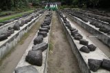 Sejumlah pelajar berjalan di antara potongan batu berukir (relief) di area Candi Surowono, Desa Canggu, Kediri, Jawa Timur, Senin (21/1/2019). Candi peninggalan kerajaan Majapahit pada abad 14 tersebut kondisinya saat ini tidak utuh dan menyisakan ribuan potongan relief yang belum dapat direkonstruksi. Antara Jatim/Prasetia Fauzani/ZK.