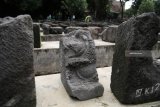 Sejumlah pelajar berjalan di antara potongan batu berukir (relief) di area Candi Surowono, Desa Canggu, Kediri, Jawa Timur, Senin (21/1/2019). Candi peninggalan kerajaan Majapahit pada abad 14 tersebut kondisinya saat ini tidak utuh dan menyisakan ribuan potongan relief yang belum dapat direkonstruksi. Antara Jatim/Prasetia Fauzani/ZK.