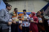 Sekda Jawa Barat Iwa Karniwa (tengah) bersama Kepala Divisi Regional Bulog Jabar Achmad Ma'mun (kedua kiri) berbincang saat acara stabilisasi harga pangan di Gudang Bulog Baru Cisaranten Kidul Sub Divre Bandung, Jawa Barat, Kamis (3/1/2019). Perum Bulog memasok 1.000 ton beras medium perhari ke seluruh daerah di Jawa Barat guna menstabilkan harga beras medium terkait tingginya harga beras medium di sejumlah daerah di Jawa Barat yang mencapai Rp. 9.450 per kilogram. ANTARA JABAR/Raisan Al Farisi/agr. 