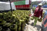 Pekerja mendistribusikan gas Elpiji 3 kg subsidi di agen kawasan Cibinong,  Bogor, Jawa Barat, Kamis (10/1/2019). Pemerintah dan Badan Anggaran (Banggar) Dewan Perwakilan Rakyat (DPR) RI sepakat adanya kenaikan anggaran subsidi energi Rp 4,1 triliun di tahun 2019 dari anggaran sebelumnya Rp 156,6 triliun menjadi Rp 160 triliun. ANTARA JABAR/Yulius Satria Wijaya/agr. 