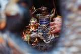 Umat Tri Dharma menyucikan rupang atau patung dewa di Tempat Ibadah Tri Dharma (TITD) Hwie Ing Kiong, Madiun, Jawa Timur, Rabu (30/1/2019). Kegiatan tersebut merupakan bagian dari persiapan menyambut Tahun Baru Imlek yang tahun ini bertepatan dengan 4 Februari 2019. Antara Jatim/Siswowidodo/Zk