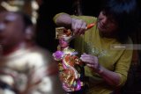 Umat Tri Dharma menyucikan rupang atau patung dewa di Tempat Ibadah Tri Dharma (TITD) Hwie Ing Kiong, Madiun, Jawa Timur, Rabu (30/1/2019). Kegiatan tersebut merupakan bagian dari persiapan menyambut Tahun Baru Imlek yang tahun ini bertepatan dengan 5 Februari 2019. Antara Jatim/Siswowidodo/Zk