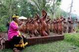 Seorang seniman bermain suling di area Taman Gandrung Terakota di Licin, Banyuwangi, Jawa Timur, Sabtu (19/1/2019). Ratusan patung penari gandrung yang dibangun di tengah persawahan itu, merupakan situs untuk merawat sekaligus meruwat Tari Gandrung sebagai salah satu identitas budaya Banyuwangi. Antara Jatim/Budi Candra Setya/ZK.