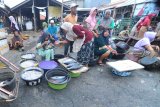 Pedagang ikan dan pembeli bertransaksi di Pasar Tanjung, Sampang, Jawa Timur, Rabu (16/01/2019). Dalam sepekan terakhir stok ikan di Madura mulai meningkat seiring semakin membaiknya cuaca di laut. Antara Jatim/Saiful Bahri/ZK.