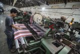 Pekerja menyelesaikan produksi kain sarung di Pabrik Tekstil Kawasan Industri Majalaya, Kabupaten Bandung, Jawa Barat, Jumat (4/1/2019). Kementerian Perindustrian menargetkan ekspor tekstil dan produk tekstil (TPT) pada 2019 mencapai 15 miliar dolar AS atau naik 11 persen dibandingkan target pada 2018. ANTARA JABAR/Raisan Al Farisi/agr. 