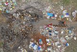 Foto udara pekerja mengoperasikan alat berat saat memindahkan sampah di Tempat Pembuangan Akhir Sampah (TPAS) Cikolotok, Purwakarta, Jawa Barat, Senin (14/01/2019). Pemerintah Kabupaten Purwakarta berencana memperluas area TPAS tersebut hingga 10 hektare untuk menerapkan pengelolaan sampah dengan metode Sanitary Landfill. ANTARA JABAR/M Ibnu Chazar/agr. 