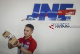 Pekerja membungkus paket di Kantor Cabang Utama JNE Bandung, Jawa Barat, Kamis (3/1/2019). PT Jalur Nugraha Ekakurir (JNE) menargetkan dapat menangani satu juta paket kiriman per hari pada 2019 seiring dengan tren perdagangan digital di Indonesia setelah sebelumnya dapat menangani rata-rata 24 juta kiriman per bulan. ANTARA JABAR/Raisan Al Farisi/agr. 