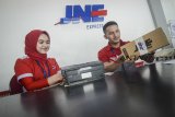 Pekerja membungkus paket di Kantor Cabang Utama JNE Bandung, Jawa Barat, Kamis (3/1/2019). PT Jalur Nugraha Ekakurir (JNE) menargetkan dapat menangani satu juta paket kiriman per hari pada 2019 seiring dengan tren perdagangan digital di Indonesia setelah sebelumnya dapat menangani rata-rata 24 juta kiriman per bulan. ANTARA JABAR/Raisan Al Farisi/agr. 