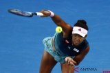 Petenis putri Jepang Naomi Osaka melakukan service bola ke arah lawannya petenis putri Republik Ceko Petra Kvitova dalam babak final tunggal putri Australia Terbuka di Melbourne Park, Melbourne, Australia, Sabtu (26/1/2019). Naomi Osaka berhasil menjuarai turnamen tenis grand slam ini setelah megalahkan Kvitova 7-6(2), 5-7, 6-4. ANTARA FOTO/Reuters-Edgar Su/hp. 