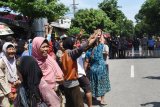 Sejumlah pedagang menolak petugas yang akan melakukan eksekusi pedagang Pasar eks Stasiun Kereta Api yang akhirnya dibatalkan di Ponorogo, Jawa Timur, Selasa (15/1/2019). Sekitar 500 pedagang di pasar tersebut menolak relokasi yang dilakukan Pemkab Ponorogo ke pasar yang baru dibangun di lokasi lain, dengan alasan jumlah kios di pasar yang baru tidak cukup menampung seluruh pedagang dari pasar tersebut. Antara Jatim/Siswowidodo/ZK.