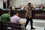 Terdakwa Bupati nonaktif Tulungagung Syahri Mulyo (kanan) mantan Kepala Dinas Pekerjaan Umum dan Penataan Ruang (PUPR) Tulungagung, Sutrisno (kiri) pihak swasta Agung Prayitno (tengah)  menjalani sidang tuntutan terkait kasus suap proyek pekerjaan Pemerintah Kabupaten Tulungagung dan Kota Blitar dengan nilai kontrak senilai Rp23 miliar di Pengadilan Tindak Pidana Korupsi (Tipikor) Juanda, Sidoarjo, Jawa Timur, Kamis (17/1/2019). Jaksa penuntut umum menuntut Syahri Mulyo dengan pidana 12 tahun penjara denda Rp 700 Juta subsider enam bulan, Sutrisno delapan tahun penjara denda Rp 600 Juta subsider enam bulan, Agung Prayitno enam tahun penjara denda Rp 350 Juta subsider enam bulan. Sidang Tuntutan Bupati Nonaktif Tulungagung. Antara Jatim/Umarul Faruq/ZK