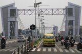 Sejumlah kendaraan melintasi Jembatan Brawijaya saat uji coba operasional jembatan tersebut di Kota Kediri, Jawa Timur, Jumat (4/1/2019). Jembatan di atas sungai Brantas yang sempat mangkrak selama 4 tahun karena terganjal permasalahan hukum itu telah dibuka untuk umum dan akan diresmikan setelah hasil evaluasi uji coba dinyatakan baik. Antara Jatim/Prasetia Fauzani/ZK.