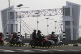 Sejumlah kendaraan melintasi Jembatan Brawijaya saat uji coba operasional jembatan tersebut di Kota Kediri, Jawa Timur, Jumat (4/1/2019). Jembatan di atas sungai Brantas yang sempat mangkrak selama 4 tahun karena terganjal permasalahan hukum itu telah dibuka untuk umum dan akan diresmikan setelah hasil evaluasi uji coba dinyatakan baik. Antara Jatim/Prasetia Fauzani/ZK.