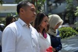 Artis Vanessa Angel (tengah) dengan dikawal penyidik bergegas ketika melakukan wajib lapor di Gedung Subdit Siber Ditreskrimsus Polda Jawa Timur, Surabaya, Senin (14/1/2019). Vanessa Angel dikenakan wajib lapor usai terlibat prostitusi daring bersama Avriellya Shaqqila pada Sabtu (5/1) lalu. Antara Jatim/M Risyal Hidayat/zk