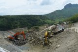 Pekerja melakukan aktivitas di lokasi proyek pembangunan Waduk Bendo di Desa Ngindeng, Sawoo, Ponorogo, Jawa Timur, Jumat (4/1/2019). Waduk Bendo yang membendung hulu Sungai Madiun tersebut berfungsi untuk mengendalikan banjir dan memenuhi kebutuhan irigasi teknis yang diproyeksikan mampu mengairi lahan seluas 73.000 hektare. Antara Jatim/Siswowidodo/ZK.