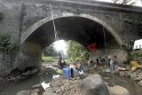 Sejumlah warga memanfaatkan sungai Sungai Ciliwung untuk berwisata di Sempur, Kota Bogor, Jawa Barat, Sabtu (5/1/2019). Bantaran Sungai Ciliwung secara swadaya dibuat oleh warga sekitar menjadi tempat wisata alam alternatif di Bogor. ANTARA JABAR/Yulius Satria Wijaya/agr. 