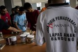 Sejumlah warga binaan anak mengikuti workshop cetak foto pada bahan kayu di Lembaga Pembinanaan Khusus Anak Sukamiskin Bandung, Jawa Barat, Selasa (29/1/19). Kegiatan yang dilaksanakan atas kerjasama Barudak Tukang, Baraya Hobi Kayu, dan LAHA dengan LPKA Sukamiskin tersebut guna memberikan soft skill dan edukasi wirausaha bagi warga binaan anak yang dalam waktu dekat bebas dari Lapas. ANTARA JABAR/Novrian Arbi/agr. 