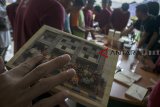 Sejumlah warga binaan anak mengikuti workshop cetak foto pada bahan kayu di Lembaga Pembinanaan Khusus Anak Sukamiskin Bandung, Jawa Barat, Selasa (29/1/19). Kegiatan yang dilaksanakan atas kerjasama Barudak Tukang, Baraya Hobi Kayu, dan LAHA dengan LPKA Sukamiskin tersebut guna memberikan soft skill dan edukasi wirausaha bagi warga binaan anak yang dalam waktu dekat bebas dari Lapas. ANTARA JABAR/Novrian Arbi/agr. 